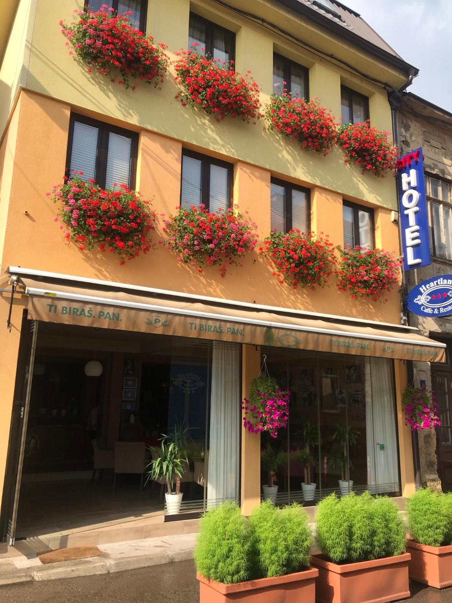 Heartland City B&B トゥズラ エクステリア 写真