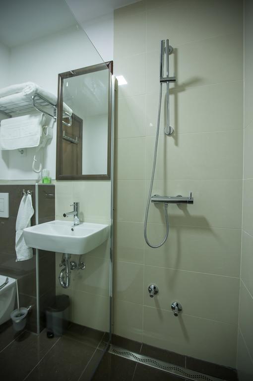 Heartland City B&B トゥズラ エクステリア 写真